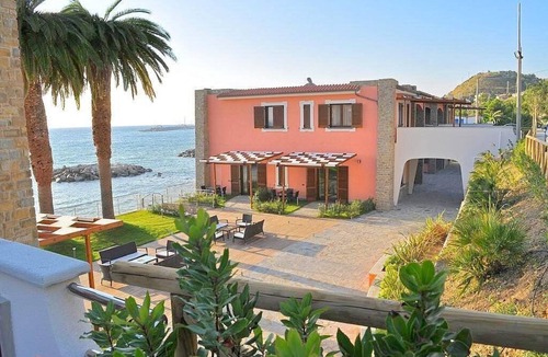 Acciaroli House | Appartamento Torre Caleo L: A charming apartment located right on the beach, with Free WI-FI.