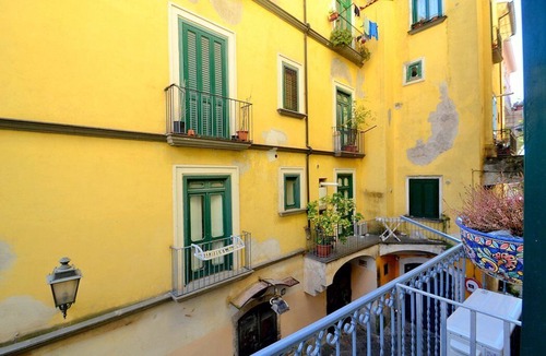 Historical Downtown Salerno Apartment | Appartamento Zeno: A modern and graceful apartment located in the center of Salerno, with Free WI-FI.