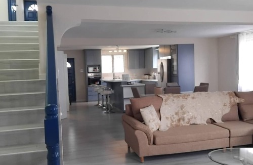 Mangrove House | Bajan Bliss Townhouse ✈️ | 5–10 Min to Airport & Shopping. Modern and Spacious