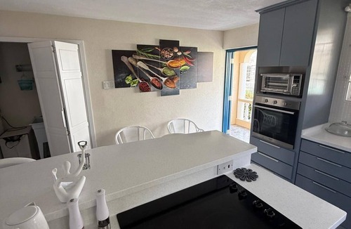 Mangrove House | Bajan Bliss Townhouse ✈️ | 5–10 Min to Airport & Shopping. Modern and Spacious