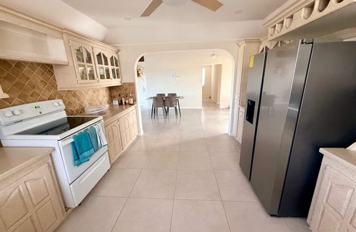 Gibbons Boggs Apartment | Barbados Bliss at Platinum Palace | Poolside 3-Bed | Oistins