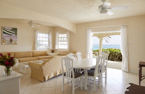 Silver Sands Apartment | Beachfront De Luxe 1 bedroom apartment in ocean front setting right on the beach
