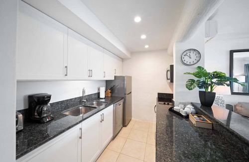Porters Apartment | Beachfront with resort pool - Glitter Bay 214