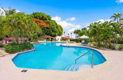 Porters Apartment | Beachfront with resort pool - Glitter Bay 214
