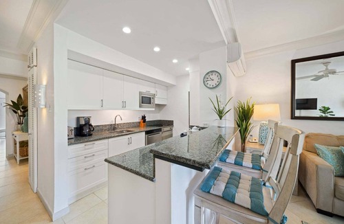 Porters Apartment | Beachfront with resort pool - Glitter Bay 314