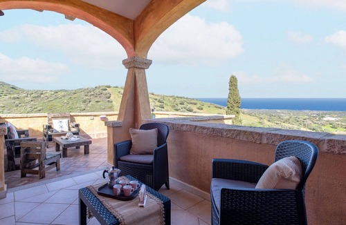 Schifoni Apartment | Beautiful apartment for 6 guests with A/C, WIFI, TV, patio and pets allowed