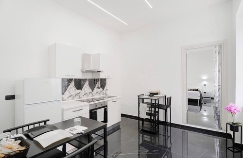 Mercato San Severino Apartment | Black White Room – Queen Standard