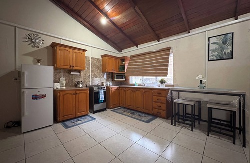 Newton Terrace Apartment | Bright & Breezy Budget Stay Near Airport & South Coast(Sleeps 3)