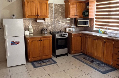 Newton Terrace Apartment | Bright & Breezy Budget Stay Near Airport & South Coast(Sleeps 3)