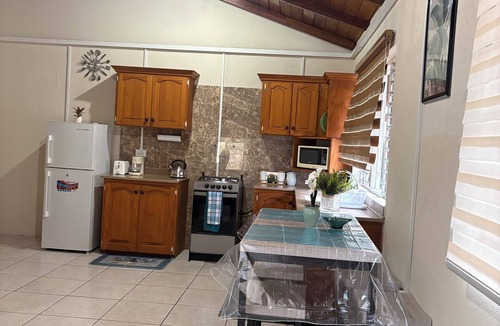 Newton Terrace Apartment | Bright & Breezy Budget Stay Near Airport & South Coast(Sleeps 3)