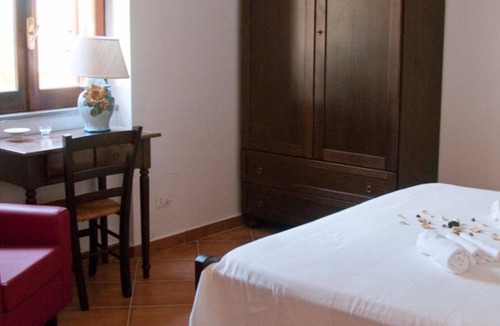 Laureana Cilento House | camellia room with bathroom for the disabled