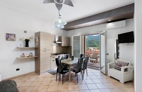 Piazza-Tralia-Pendolo Apartment | Casa Anna Deluxe Faito View in Pimonte – Comfort e Vista Panoramica