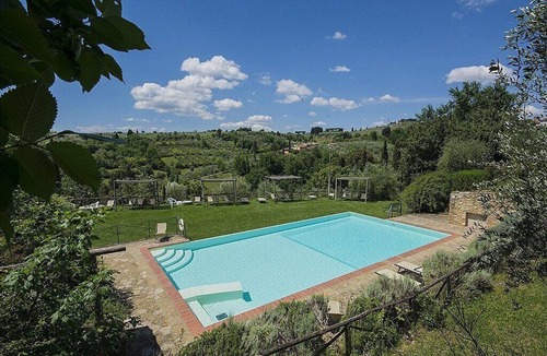 Grassina House | Casa Bonannia R: A bright three-story apartment in the characteristic style of the Tuscan countryside.