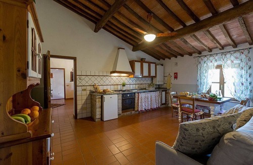 Peccioli House | Casa Canarino B: A graceful apartment surrounded by the greenery.