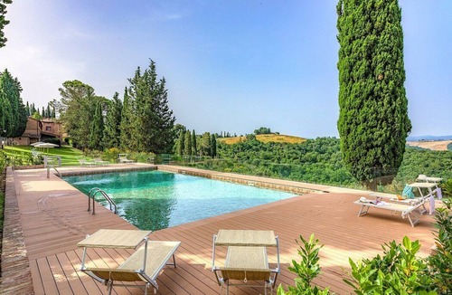 Asciano House | Casa Giobatta L: A characteristic and welcoming apartment that is part of an ancient country house surrounded by the greenery, with Free WI-FI.