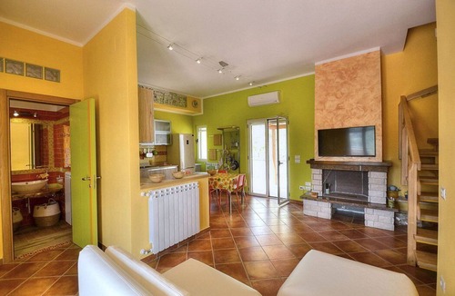 Agropoli House | Casa Nilla: A cheerful two-story townhouse situated in a quiet location, a few minutes from the town center, with Free WI-FI.