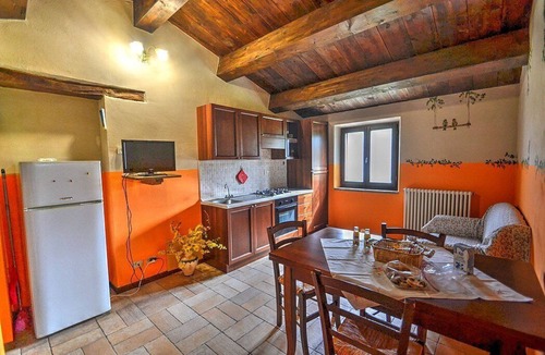 Sarnano House | Casa Noriana B: A characteristic and welcoming apartment situated in a quiet location, surrounded by a wonderful garden, with Free WI-FI.