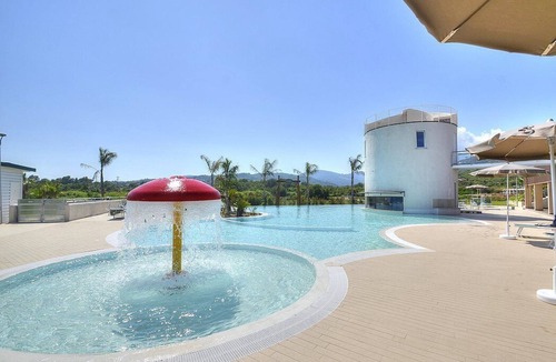 Casal Velino House | Casa Ondina B: A welcoming apartment situated in a quiet location, a few minutes from the town center, with Free WI-FI.