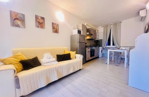 San Massimo Apartment | Casa Rosa Tre, Rapallo, 1b/1b with private parking and garden