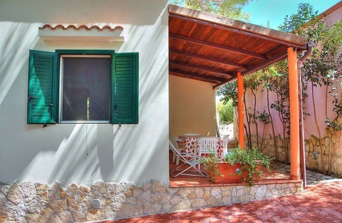 Defensola House | Casa Vea B: A welcoming apartment situated at a short distance from the beach, with Free WI-FI.
