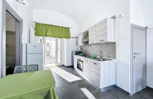 Monte Sant'Angelo Apartment | Casa Veroncelli Apartment with Sea View, Balcony and Wi-Fi