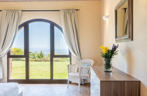 Trequanda Villa | Chalet "Villa Falco" with Shared Pool, Private Terrace & Wi-Fi