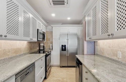 Little Battaleys Condo | Chic Beachfront 2-bed - Saint Peter's Bay 208