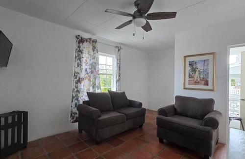 Dover Apartment | Classic One-Bedroom Apartment W King bed
