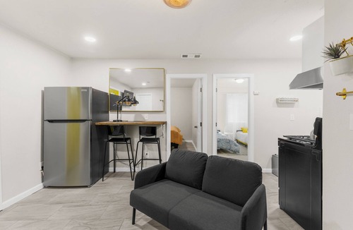 Compton Apartment | Comfortable Compton 2 Bed APT 1