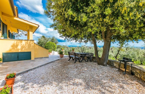 Rosignano Marittimo Apartment | Cosy apartment for 4 guests with WIFI, TV, terrace, pets allowed and panoramic view