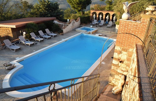 Cervino Bed & Breakfast | Country House Isola Verde con 3 Camere da letto doppie, Wi-Fi e Piscina Esterna