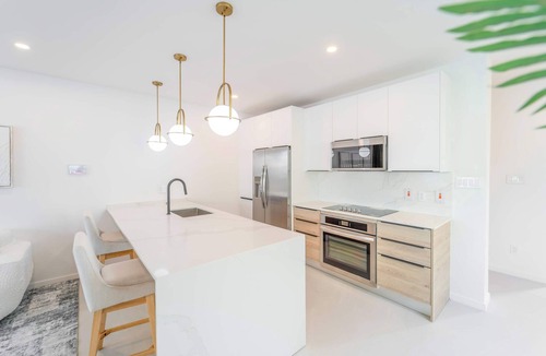Gibbes House | Elegant NEW 3BR Villa with Pool, Walk to Beach!