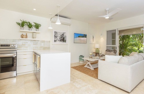 Douglas Apartment | Exclusive beachfront one bedroom apartment - Schooner Bay 109