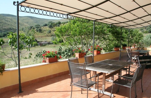 Alani Apartment | Family-friendly apartment in former winery with sea views