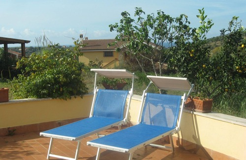 Alani Apartment | Family-friendly apartment in former winery with sea views