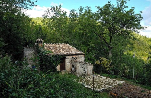 Castelli House | Fangorn - a house in the woods with creek, surrounded by nature.