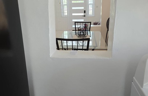 West Coast House | FRANCIA: 10 Min drive to Airport, Beach, Shopping Complex, Town, & Night life