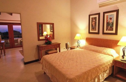 Retreat Hotel | Free Parking & Fitness Center | Port St. Charles Marina - 1 Mile