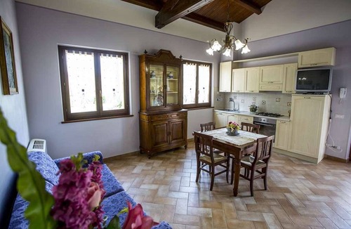 Crocemaroggia House | Glicine Apartment in Farmhouse with garden and swimming pool