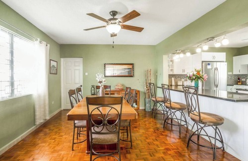 Gibbons Villa | Gloria’s Retreat 3-bedroom 3.5-bathroom Villa with AC