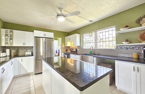 Gibbons Villa | Gloria’s Retreat 3-bedroom 3.5-bathroom Villa with AC
