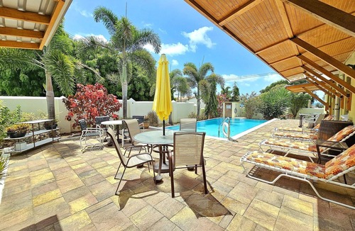 Gibbons Villa | Gloria’s Retreat 3-bedroom 3.5-bathroom Villa with AC