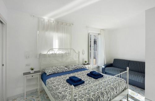 Historical Downtown Salerno House | Guest House 'Divina Salerno Centro' with Sea View, Wi-Fi and Air Conditioning