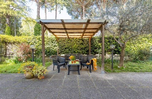 Pisa Apartment | GuestHost - Bright apartment of about 100 sqm, for 4 people, located on the first floor of a building (18 steps to access). The property is located in a strategic position, less than 10 minutes on foot from the Central Station and 15 minutes from the Air
