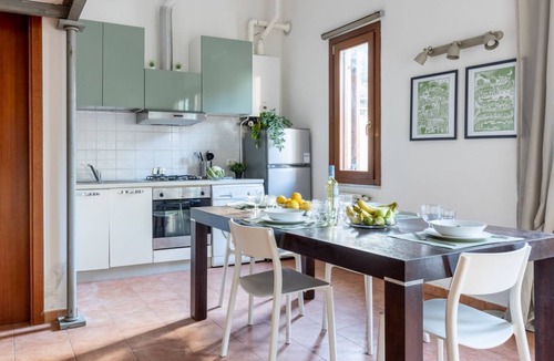 Pisa Apartment | GuestHost - Cozy studio apartment of about 50 sqm with mezzanine, located on the ground floor (one step at the entrance), able to comfortably accommodate up to 4 people. The accommodation is located in a quiet neighborhood, with all the main services. Wi