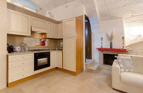 Trani House | Holiday Home 'Charme Room Dimora D'incanto' with Wi-Fi and Air Conditioning