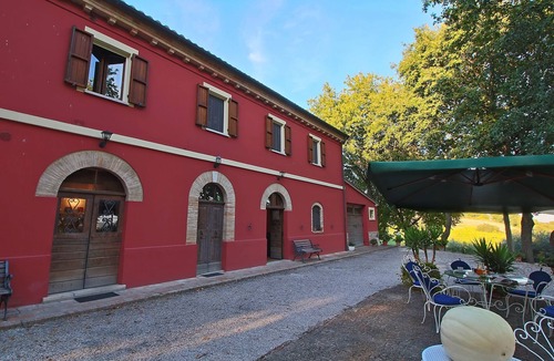 Serrungarina House | Holiday home in Serrungarina near the lake