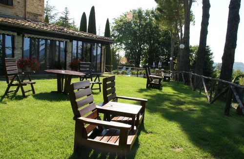 Montelparo House | Holiday home in the countryside with swimming pool and tennis court