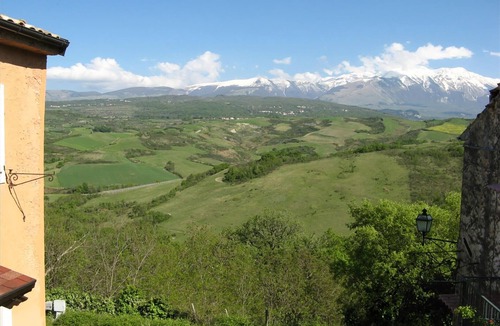 Tocco da Casauria House | Holiday home in Abruzzo. Studio with garden in a small panoramic village