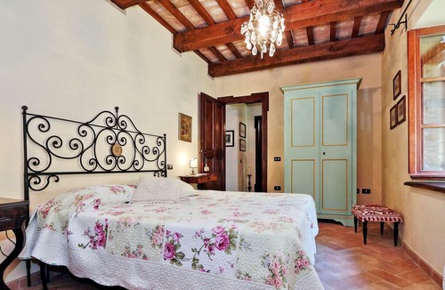 Serrapetrona House | Holiday house Serrapetrona for 1 - 12 persons with 6 bedrooms - Holiday home
